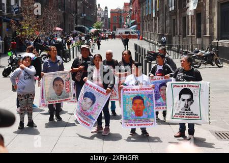 Mexico, Mexique. 03 juillet 2024. Les parents et les proches des 43 étudiants disparus d'Ayotzinapa, présents au Palais National pour une rencontre avec le président mexicain Andres Manuel Lopez Obrador. Le 3 juillet 2024 à Mexico, Mexique. (Photo de Carlos Santiago/Eyepix Group/SIPA USA) crédit : SIPA USA/Alamy Live News Banque D'Images