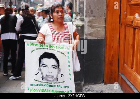 Mexico, Mexique. 03 juillet 2024. Les parents et les proches des 43 étudiants disparus d'Ayotzinapa, présents au Palais National pour une rencontre avec le président mexicain Andres Manuel Lopez Obrador. Le 3 juillet 2024 à Mexico, Mexique. (Photo de Carlos Santiago/Eyepix Group/SIPA USA) crédit : SIPA USA/Alamy Live News Banque D'Images