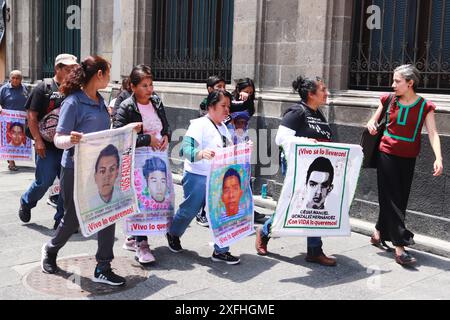 Mexico, Mexique. 03 juillet 2024. Les parents et les proches des 43 étudiants disparus d'Ayotzinapa, présents au Palais National pour une rencontre avec le président mexicain Andres Manuel Lopez Obrador. Le 3 juillet 2024 à Mexico, Mexique. (Photo de Carlos Santiago/Eyepix Group/SIPA USA) crédit : SIPA USA/Alamy Live News Banque D'Images