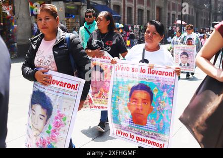 Mexico, Mexique. 03 juillet 2024. Les parents et les proches des 43 étudiants disparus d'Ayotzinapa, présents au Palais National pour une rencontre avec le président mexicain Andres Manuel Lopez Obrador. Le 3 juillet 2024 à Mexico, Mexique. (Photo de Carlos Santiago/Eyepix Group/SIPA USA) crédit : SIPA USA/Alamy Live News Banque D'Images