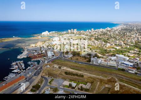 Vue aérienne de la ville de Famagouste montrant le port avec Varosha ville fantôme sur fond. Chypre Banque D'Images