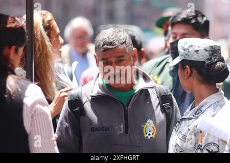 Mexico, Mexique. 03 juillet 2024. Les parents et les proches des 43 étudiants disparus d'Ayotzinapa, présents au Palais National pour une rencontre avec le président mexicain Andres Manuel Lopez Obrador. Le 3 juillet 2024 à Mexico, Mexique. (Photo de Carlos Santiago/Eyepix Group/SIPA USA) crédit : SIPA USA/Alamy Live News Banque D'Images