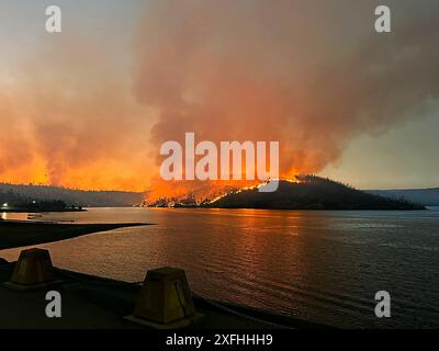 Oroville, Californie, États-Unis. 3 juillet 2024. L'incendie de Thompson, brûlé près de la rivière Feather à Oroville, Calif, le mardi soir, le 2 juillet 2024. Environ 28 000 résidents ont été forcés d'évacuer alors que l'incendie de Thompson s'est rapidement propagé sur plus de 3 000 acres près de la ville d'Oroville, à environ une heure de Sacramento. (Crédit image : © Cal Fire Butte Unit/ZUMA Press Wire) USAGE ÉDITORIAL SEULEMENT! Non destiné à UN USAGE commercial ! Banque D'Images