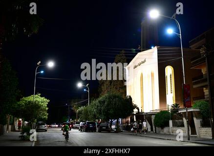 Damas, Syrie. 3 juillet 2024. Des lampadaires solaires donnés par l’ambassade de Chine en Syrie illuminent une rue à l’est de Damas, en Syrie, le 3 juillet 2024. L’ambassade de Chine en Syrie a fait don mercredi d’une série de dispositifs d’éclairage à énergie solaire à la province de Damas dans le cadre d’un effort plus large visant à améliorer les infrastructures dans la capitale syrienne. Crédit : Ammar Safarjalani/Xinhua/Alamy Live News Banque D'Images