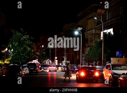 Damas, Syrie. 3 juillet 2024. Des lampadaires solaires donnés par l’ambassade de Chine en Syrie illuminent une rue à l’est de Damas, en Syrie, le 3 juillet 2024. L’ambassade de Chine en Syrie a fait don mercredi d’une série de dispositifs d’éclairage à énergie solaire à la province de Damas dans le cadre d’un effort plus large visant à améliorer les infrastructures dans la capitale syrienne. Crédit : Ammar Safarjalani/Xinhua/Alamy Live News Banque D'Images