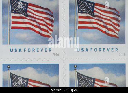 Lake Elsinore, CA, USA - 3 juillet 2024 : gros plan de quatre timbres U.S.P.S. Forever Banque D'Images