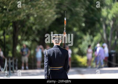 Une sentinelle du 3e régiment d'infanterie des États-Unis (la vieille garde) marche sur le tapis de la tombe du soldat inconnu, cimetière national d'Arlington, Arlington, Virginie, le 2 juillet, 2024. (photo de l'armée américaine par Elizabeth Fraser / cimetière national d'Arlington) Banque D'Images