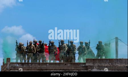 Des membres de la Brigade des forces spéciales tunisiennes font une manifestation de tir pour les dirigeants de la Garde nationale du Wyoming et de l'armée tunisienne le 21 mai 2024, à Bizerte, en Tunisie. Les dirigeants de la Garde nationale du Wyoming se sont rendus en Tunisie en l'honneur de leur 20e anniversaire du Programme de partenariat avec l'État. (Photo de la Garde nationale de l'armée américaine par le sergent de 1re classe Ashley Brown) Banque D'Images