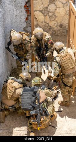 Des membres de la Brigade des forces spéciales tunisiennes font une manifestation de tir pour les dirigeants de la Garde nationale du Wyoming et de l'armée tunisienne le 21 mai 2024, à Bizerte, en Tunisie. Les dirigeants de la Garde nationale du Wyoming se sont rendus en Tunisie en l'honneur de leur 20e anniversaire du Programme de partenariat avec l'État. (Photo de la Garde nationale de l'armée américaine par le sergent de 1re classe Ashley Brown) Banque D'Images