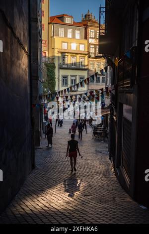 Fête de Saint Jean de Porto (Festa de São João do Porto ) pendant le milieu de l'été, dans la nuit du 23 juin (Saint Jean), dans la ville de Porto, Portugal Banque D'Images