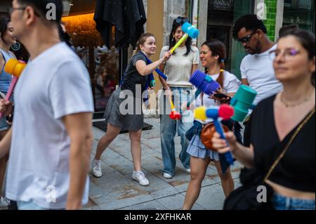 Saluer les gens avec des poireaux flétris et des marteaux en plastique pendant la Fête de Saint Jean de Porto (Festa de São João do Porto ) pendant le milieu de l'été, dans la nuit du 23 juin (Saint Jean), dans la ville de Porto, Portugal Banque D'Images