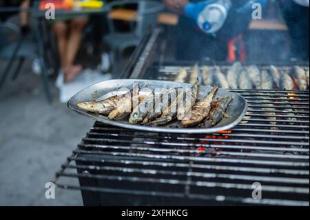 Sardines grillées traditionnelles pendant la fête de Saint Jean de Porto (Festa de São João do Porto ) pendant le milieu de l'été, dans la nuit du 23 juin (Saint Jean), dans la ville de Porto, Portugal Banque D'Images