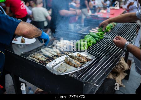 Sardines grillées traditionnelles pendant la fête de Saint Jean de Porto (Festa de São João do Porto ) pendant le milieu de l'été, dans la nuit du 23 juin (Saint Jean), dans la ville de Porto, Portugal Banque D'Images