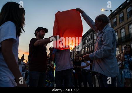 Lancement de montgolfières lors de la Fête de Saint Jean de Porto (Festa de São João do Porto ) au milieu de l'été, dans la nuit du 23 juin (Saint Jean), dans la ville de Porto, Portugal Banque D'Images