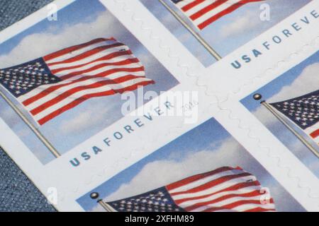 Lake Elsinore, CA, USA - 3 juillet 2024 : gros plan de quatre timbres U.S.P.S. Forever Banque D'Images