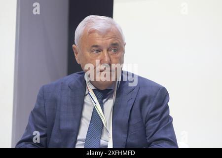 Saint-Pétersbourg, Russie. 03 juillet 2024. Anatoly Aksakov, député de la Douma d'Etat de l'Assemblée fédérale de la Fédération de Russie assiste à la session plénière les ressources à long terme pour l'économie sont une priorité clé pour le développement du marché financier du Congrès financier de la Banque de Russie. Crédit : SOPA images Limited/Alamy Live News Banque D'Images