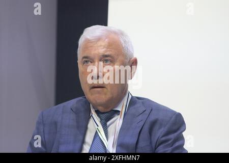 Saint-Pétersbourg, Russie. 03 juillet 2024. Anatoly Aksakov, député de la Douma d'Etat de l'Assemblée fédérale de la Fédération de Russie assiste à la session plénière les ressources à long terme pour l'économie sont une priorité clé pour le développement du marché financier du Congrès financier de la Banque de Russie. Crédit : SOPA images Limited/Alamy Live News Banque D'Images