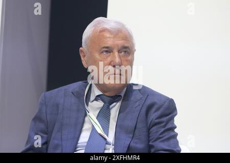 Saint-Pétersbourg, Russie. 03 juillet 2024. Anatoly Aksakov, député de la Douma d'Etat de l'Assemblée fédérale de la Fédération de Russie assiste à la session plénière les ressources à long terme pour l'économie sont une priorité clé pour le développement du marché financier du Congrès financier de la Banque de Russie. Crédit : SOPA images Limited/Alamy Live News Banque D'Images