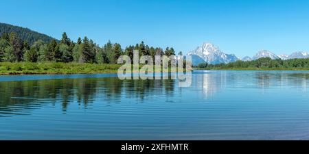 Panorama du pic de montagne de Grand Tetons reflet dans Snake River par Oxbow Bend, parc national de Grand Teton, Wyoming, États-Unis. Banque D'Images