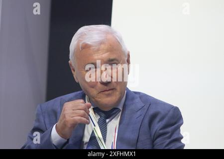 Saint-Pétersbourg, Russie. 03 juillet 2024. Anatoly Aksakov, député de la Douma d'Etat de l'Assemblée fédérale de la Fédération de Russie assiste à la session plénière les ressources à long terme pour l'économie sont une priorité clé pour le développement du marché financier du Congrès financier de la Banque de Russie. (Photo de Maksim Konstantinov/SOPA images/SIPA USA) crédit : SIPA USA/Alamy Live News Banque D'Images