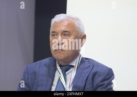 Saint-Pétersbourg, Russie. 03 juillet 2024. Anatoly Aksakov, député de la Douma d'Etat de l'Assemblée fédérale de la Fédération de Russie assiste à la session plénière les ressources à long terme pour l'économie sont une priorité clé pour le développement du marché financier du Congrès financier de la Banque de Russie. (Photo de Maksim Konstantinov/SOPA images/SIPA USA) crédit : SIPA USA/Alamy Live News Banque D'Images