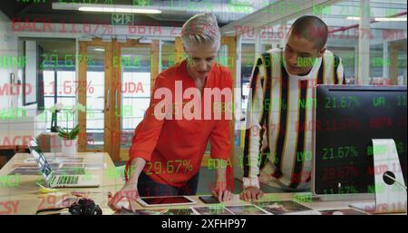 Image d'une table de négociation sur divers collègues discutant au bureau dans le bureau Banque D'Images