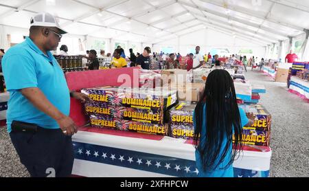 West Alton, États-Unis. 03 juillet 2024. Les clients inspectent le kit de feux d'artifice Supreme Dominance en vente à Fireworks City à West Alton, Missouri, le mercredi 3 juillet 2024. Le kit de vente populaire se vend pour $386.25. Photo de Bill Greenblatt/UPI crédit : UPI/Alamy Live News Banque D'Images