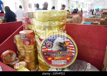 West Alton, États-Unis. 03 juillet 2024. Des piles de pétards Thunder Bomb sont exposées en vente à Fireworks City à West Alton, Missouri, le mercredi 3 juillet 2024. La vente populaire Thunder Bomb Crackers, permet à une personne de tirer quatre mille pétards à la fois. Photo de Bill Greenblatt/UPI crédit : UPI/Alamy Live News Banque D'Images