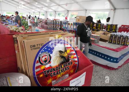 West Alton, États-Unis. 03 juillet 2024. Les clients achètent les centaines de feux d'artifice différents à Fireworks City à West Alton, Missouri, le mercredi 3 juillet 2024. La vente populaire Thunder Bomb Crackers, se vendant pour 224,45 $ permet à une personne de tirer 16 mille pétards à la fois. Photo de Bill Greenblatt/UPI crédit : UPI/Alamy Live News Banque D'Images