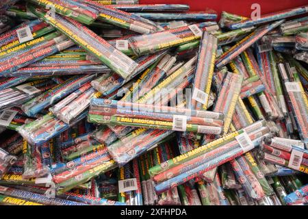 West Alton, États-Unis. 03 juillet 2024. Les bougies romaines magiques de cinq boules sont empilées à vendre à Fireworks City à West Alton, Missouri le mercredi 3 juillet 2024. Selon la direction, Roman Candles de tous types sont le premier vendeur de feux d'artifice cette année. Photo de Bill Greenblatt/UPI crédit : UPI/Alamy Live News Banque D'Images