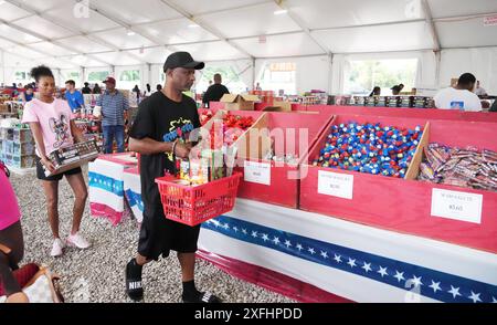 West Alton, États-Unis. 03 juillet 2024. Les clients achètent les centaines de feux d'artifice différents à Fireworks City à West Alton, Missouri, le mercredi 3 juillet 2024. Photo de Bill Greenblatt/UPI crédit : UPI/Alamy Live News Banque D'Images