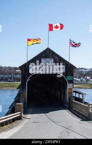 Entrée côté ouest dans le pont couvert en bois à Hartland, Nouveau-Brunswick, Canada Banque D'Images