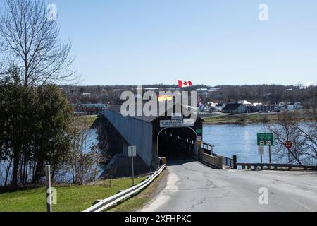 Entrée côté ouest dans le pont couvert en bois à Hartland, Nouveau-Brunswick, Canada Banque D'Images