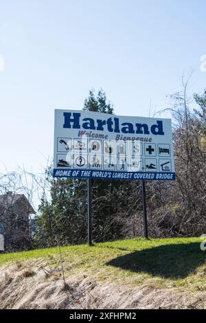 Bienvenue à Hartland panneau montrant les commodités sur le chemin Hartland Hill Bridge au Nouveau-Brunswick, Canada Banque D'Images