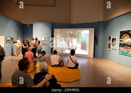 Une vue des objets exposés au Brooklyn Museum à New York. Paul McCartney photographie 1963–64 : Eyes of the Storm. Banque D'Images