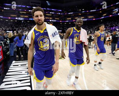 Sacramento, États-Unis. 16 avril 2024. Klay Thompson (11 ans) et Draymond Green (23 ans) des Golden State Warriors quittent le terrain après la victoire des Sacramento Kings en 118-94 au tournoi de play-in NBA au Golden One Center de Sacramento, en Californie, en avril. Thompson quitte les Golden State Warriors pour Dallas. (Photo de Jane Tyska/Bay Area News Group/TNS/Sipa USA) crédit : Sipa USA/Alamy Live News Banque D'Images