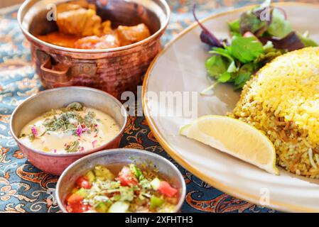 Magnifique vue de dessus des plats traditionnels iraniens et des collations. Polow, kufte, salade de légumes frais et yaourt. Cuisine persane impressionnante. Banque D'Images