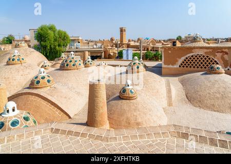 Magnifique vue sur les dômes avec des verres convexes sur le toit panoramique de Sultan Amir Ahmad Bathhouse à Kashan, Iran. Bains publics iraniens traditionnels. Banque D'Images