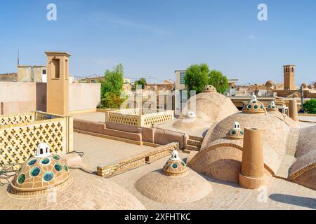 Magnifique vue sur les dômes avec des verres convexes sur le toit panoramique de Sultan Amir Ahmad Bathhouse à Kashan, Iran. Bains publics iraniens traditionnels. Banque D'Images