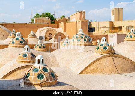 Magnifique vue sur les dômes avec des verres convexes sur le toit panoramique de Sultan Amir Ahmad Bathhouse à Kashan, Iran. Bains publics iraniens traditionnels. Banque D'Images