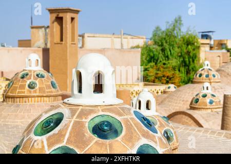 Magnifique vue sur les dômes avec des verres convexes sur le toit panoramique de Sultan Amir Ahmad Bathhouse à Kashan, Iran. Bains publics iraniens traditionnels. Banque D'Images