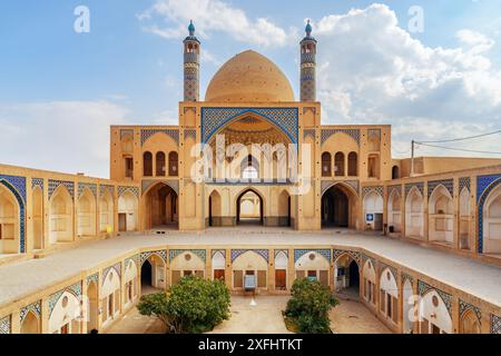 Belle vue de la mosquée Agha Bozorg sur fond de ciel bleu à Kashan, Iran. Magnifique architecture islamique. Banque D'Images