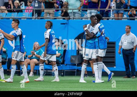 Charlotte, Caroline du Nord, États-Unis. 3 juillet 2024. Le milieu de terrain du Charlotte FC Djibril Diani (28) embrasse l'attaquant Patrick Agyemang (33) après son but en première mi-temps contre l'Inter Miami dans le match de Ligue majeure de football au Bank of America Stadium de Charlotte, Caroline du Nord. (Scott KinserCal Sport Media). Crédit : csm/Alamy Live News Banque D'Images