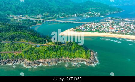 Vue aérienne de la baie et de la plage de Lang Co, col de Hai Van, lagon de Lap an, Hue, Vietnam. Concpet de voyage et de paysage. Banque D'Images