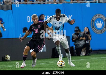 Charlotte, Caroline du Nord, États-Unis. 3 juillet 2024. Le défenseur de l'Inter Miami, Marcelo Weigandt (57), affronte le milieu de terrain du Charlotte FC Djibril Diani (28) pendant la seconde moitié du match de football de la Ligue majeure au Bank of America Stadium de Charlotte, Caroline du Nord. (Scott KinserCal Sport Media). Crédit : csm/Alamy Live News Banque D'Images