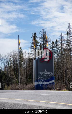 Bienvenue au panneau de la province du Nouveau-Brunswick sur la Transcanadienne à la frontière entre le Nouveau-Brunswick et le Québec à Edmunston, Nouveau-Brunswick, Canada Banque D'Images