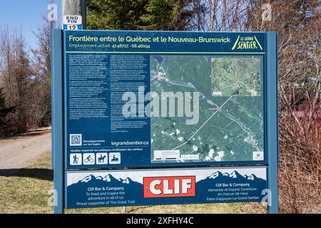 Province frontalière Québec/Nouveau-Brunswick signe en français sur le sentier transcanadien à Edmunston, Nouveau-Brunswick, Canada Banque D'Images