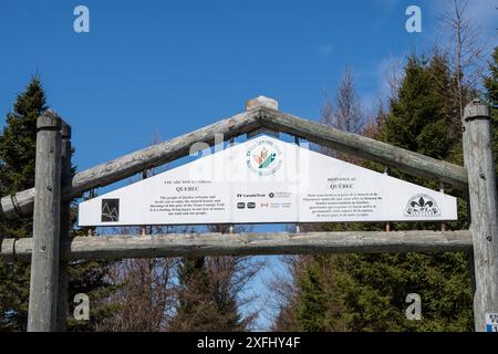 Bienvenue au panneau de la province de Québec sur le sentier transcanadien à la frontière Québec/Nouveau-Brunswick à Degelis, Québec, Canada Banque D'Images