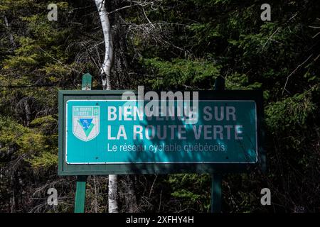 Bienvenue au panneau vert de la route cyclable en français sur le sentier TRANS Canada à Degelis, Québec, Canada Banque D'Images