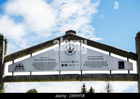 Bienvenue dans la province du Nouveau-Brunswick signe sur le sentier transcanadien à la frontière entre le Nouveau-Brunswick et le Québec à Edmunston, Nouveau-Brunswick, Canada Banque D'Images